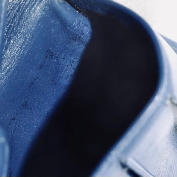 Louis Vuitton Epi Bi-Fold Wallet - Picture 4 of 8